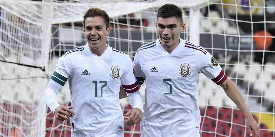 Sebastián Córdova y Johan Vásquez festejan un gol de México contra República Dominicana.