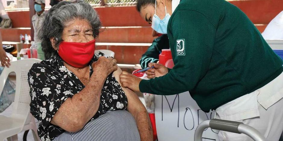 Una mujer recibe la primera dosis en la Feria de Zacatecas, el sábado.