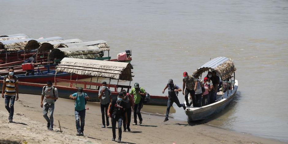 Migrantes desembarcan en territorio chiapaneco, tras cruzar el Río Usumacinta provenientes desde Guatemala, ayer.