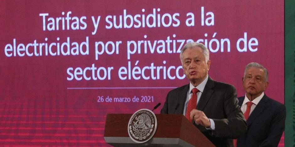 Manuel Bartlett Díaz, director general de la Comisión Federal de Electricidad, durante la conferencia de prensa de esta mañana, en Palacio Nacional.