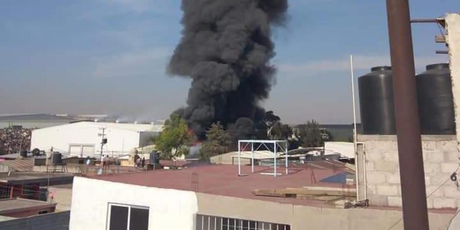 El fuego se habría generado dentro de las instalaciones de un comercio en Tultitlán.
