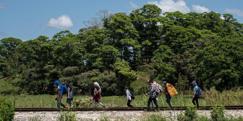 Migrantes hondureños entrando a territorio mexicano desde la frontera con Guatemala, ayer.
