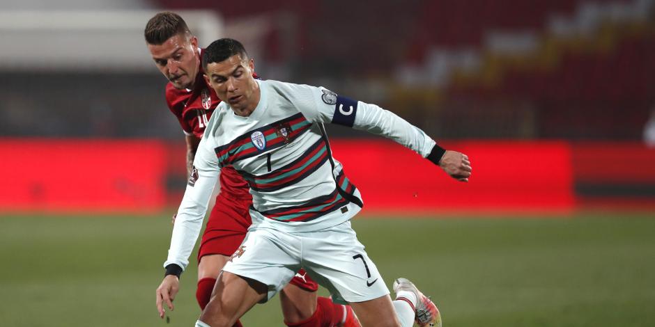 Cristiano Ronaldo conduce el balón durante el duelo entre Portugal y Serbia el pasado 27 de marzo.