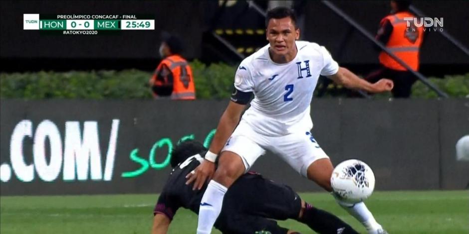 El momento de la lesión de Denil Maldonado en el partido entre México y Honduras.