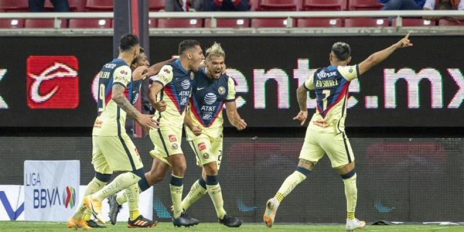 Futbolistas del Club América festejan un gol en el Torneo Guard1anes 2021 de la Liga MX.