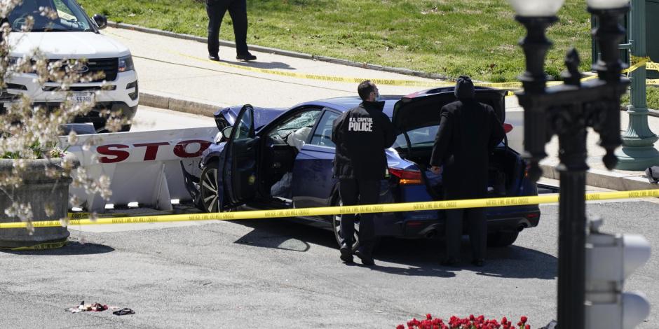 Agentes de la policía del Capitolio están junto a un auto cuyo conductor lo estrelló intencionalmente, el 2 de abril de 2021.