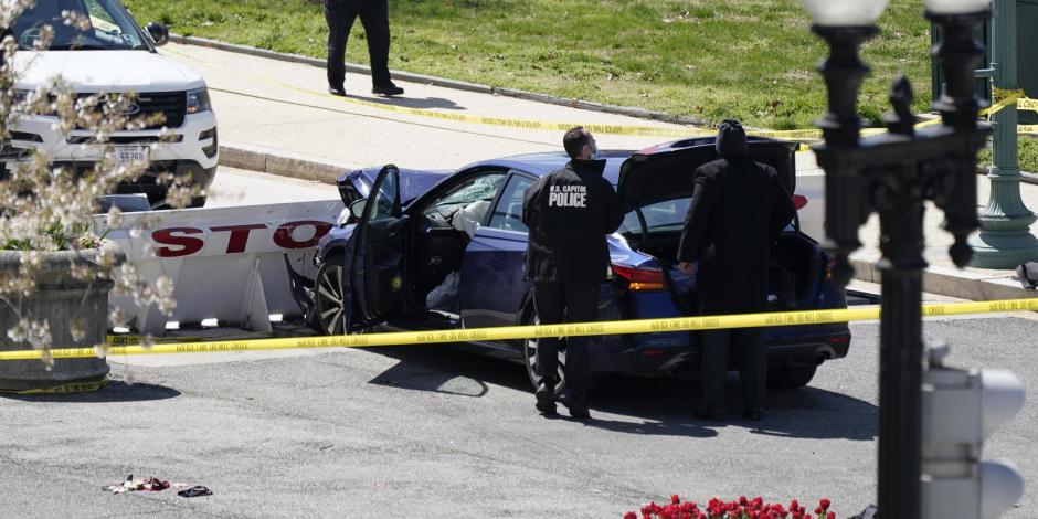 Agentes de la policía del Capitolio están junto a un auto cuyo conductor lo estrelló intencionalmente, este 2 de abril de 2021.