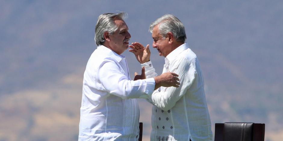 En su visita por México, el presidente de Argentina, Alberto Fernández abraza al Presidente Andrés Manuel López Obrador.