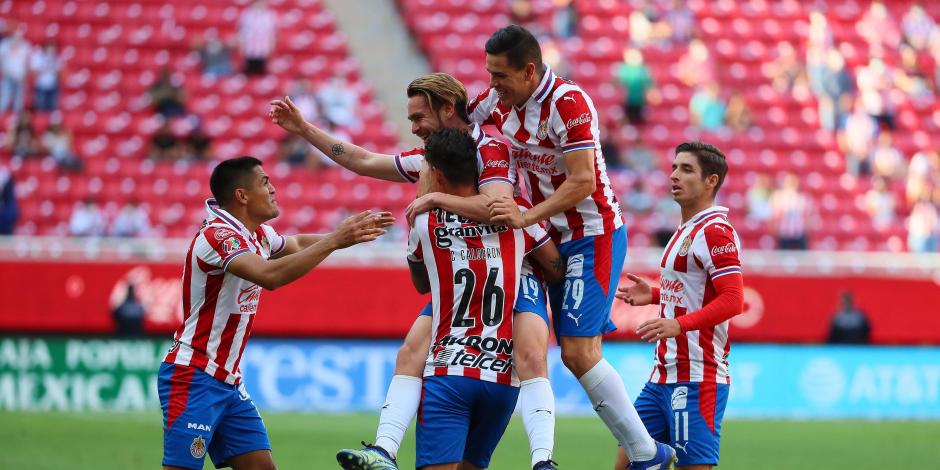 Jugadores de Chivas celebran una anotación contra Santos en la Liga MX
