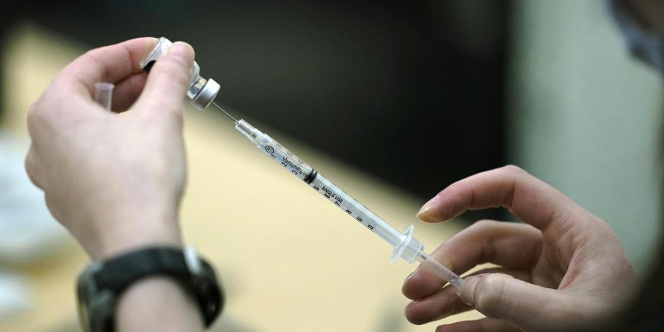 La alianza farmacéutica Pfizer/BioNTech pidió expandir el uso de emergencia de su vacuna a adolescentes de entre 12 y 15 años de edad