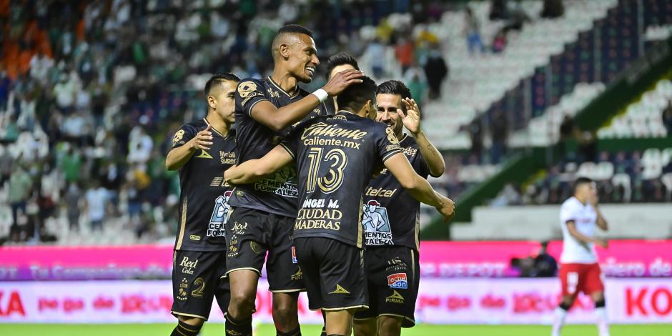 Jugadores del León festejan un gol en el Torneo Guard1anes 2021 de la Liga MX.