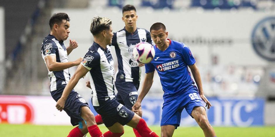 Jugadores del Monterrey pelean un balón con Roberto Alvarado, de Cruz Azul, en un juego de Liga MX.