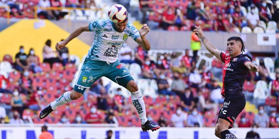 Emmanuel Gigliotti, delantero del León, remata con la cabeza para anotar uno de sus dos tantos frente al Atlas en el Estadio Jalisco.