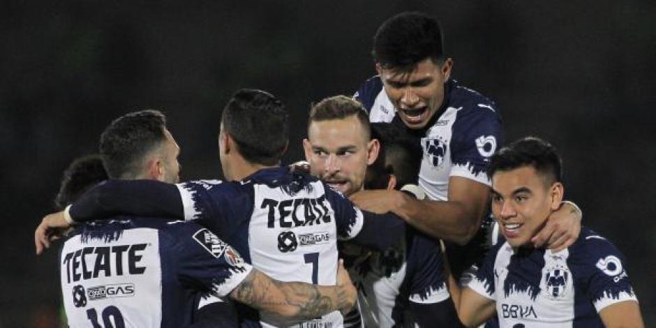 Jugadores del Monterrey festejan un gol en el Torneo Guard1anes 2021 de la Liga MX.