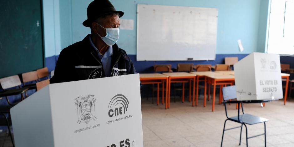 Ecuador elige a su nuevo presidente en una reñida segunda vuelta