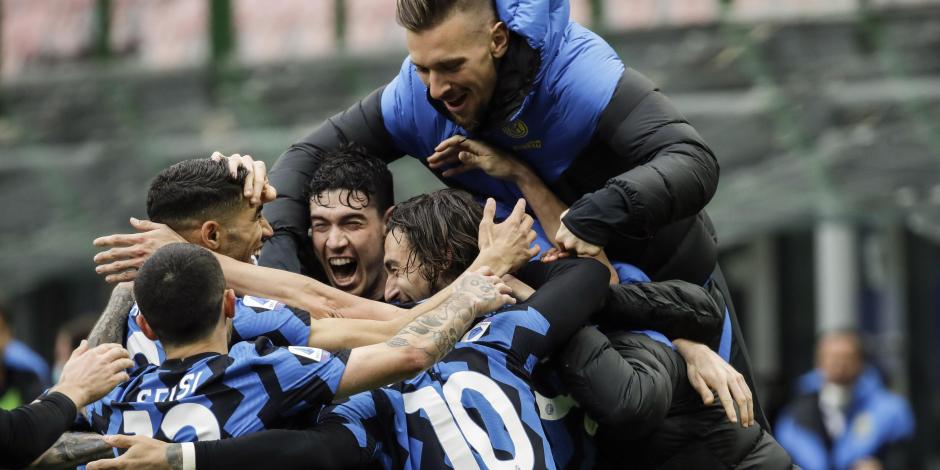 Futbolistas del Inter celebran el triunfo de ayer.