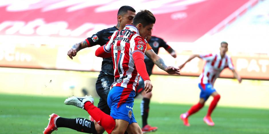 Isaac Brizuela previo a sacar un tiro en el partido entre Chivas y Tijuana en el Estadio Akron.