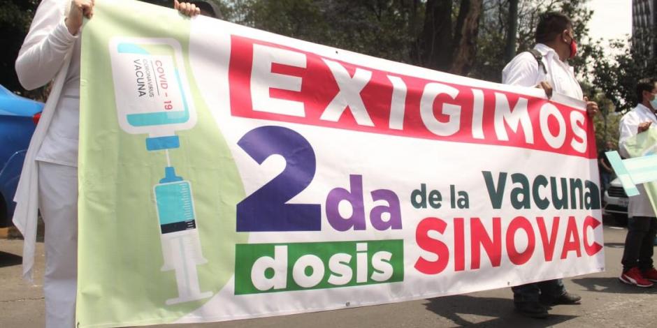 Médicos exigen segunda dosis de la vacuna contra COVID en Paseo de la Reforma