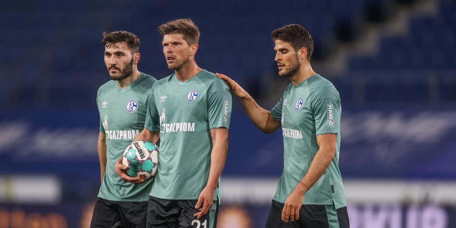 Futbolistas del Schalke 04 después de su derrota ante Arminia, la que les costó el descenso en el balompié alemán.