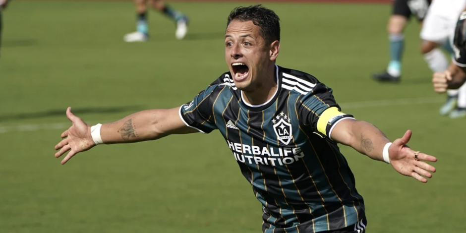 "Chicharito" Hernández festeja un gol con el Galaxy el pasado domingo en la MLS.
