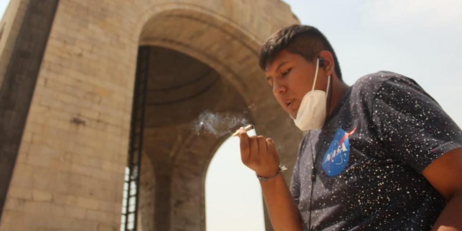 Un joven fuma marihuana frente al monumento a la revolución durante el evento del 4/20, el pasado 20 de abril.