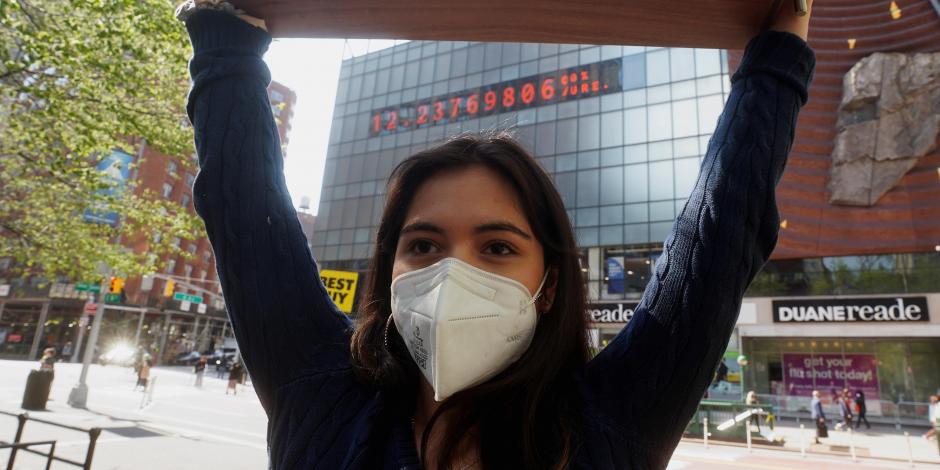 La activista ambiental Xiye Bastida protesta y muestra un "Reloj climático".