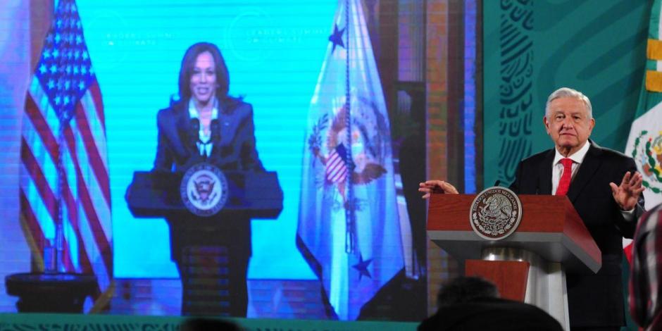 Andrés Manuel López Obrador, presidente de México, muestra en pantalla la participación de Kamala Harris en la Cumbre Climática.