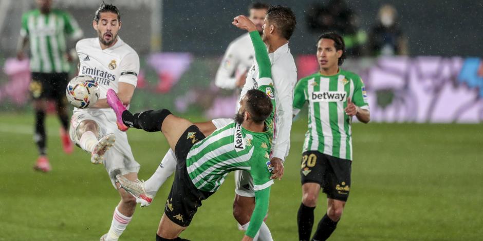 Isco disputa el balón con Borja Iglesias, mientras Diego Lainez observa, en el duelo entre Real Madrid y Betis en el Estadio Alfredo Di Stéfano.