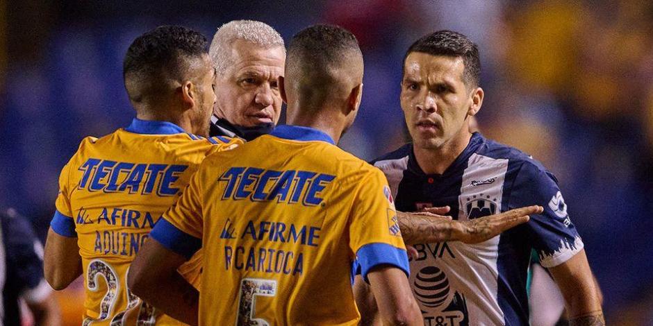 Momento de la bronca entre jugadores de Monterrey y Tigres en el Clásico Regio de la Liga MX