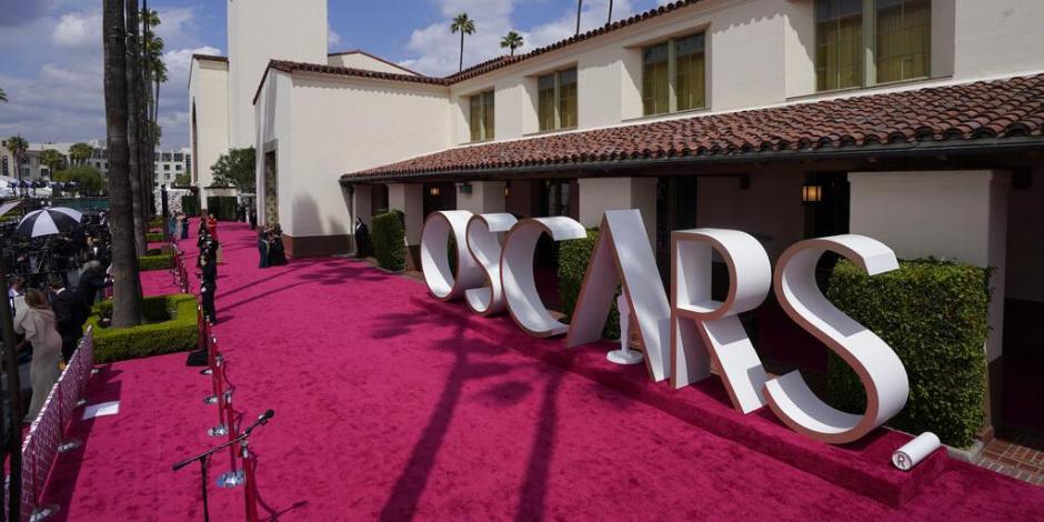 Artistas posan con sus mejores atuendos en la alfombra roja de los Premios Oscar 2021.