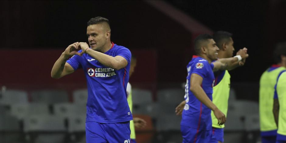 Jugadores de Cruz Azul celebran un gol en la Liga MX