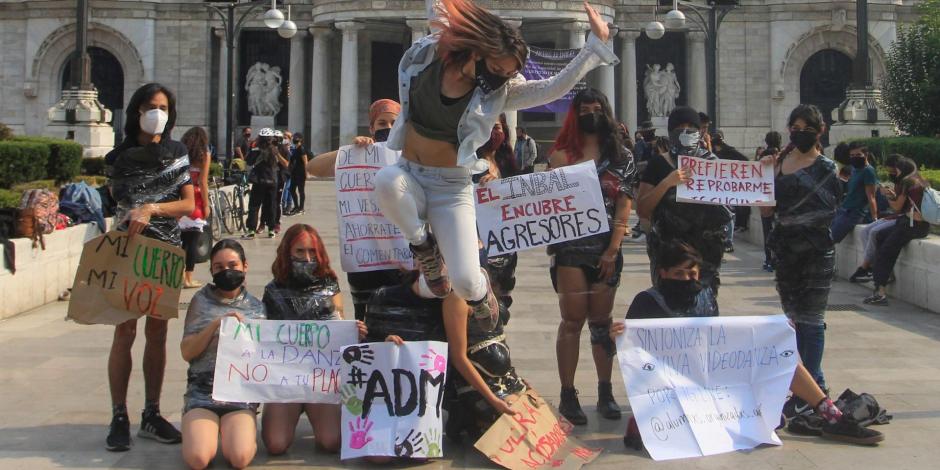 Estudiantes de la Academia de la Danza Mexicana protestan en Bellas Artes por la violencia sexual que se vive en su escuela