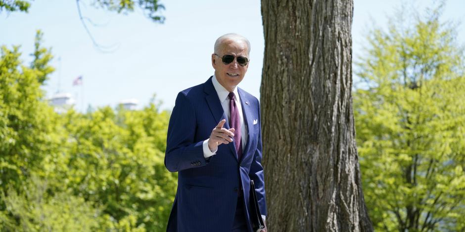 Biden pone en práctica recomendaciones  y deja de usar mascarilla al aire libre, ayer.