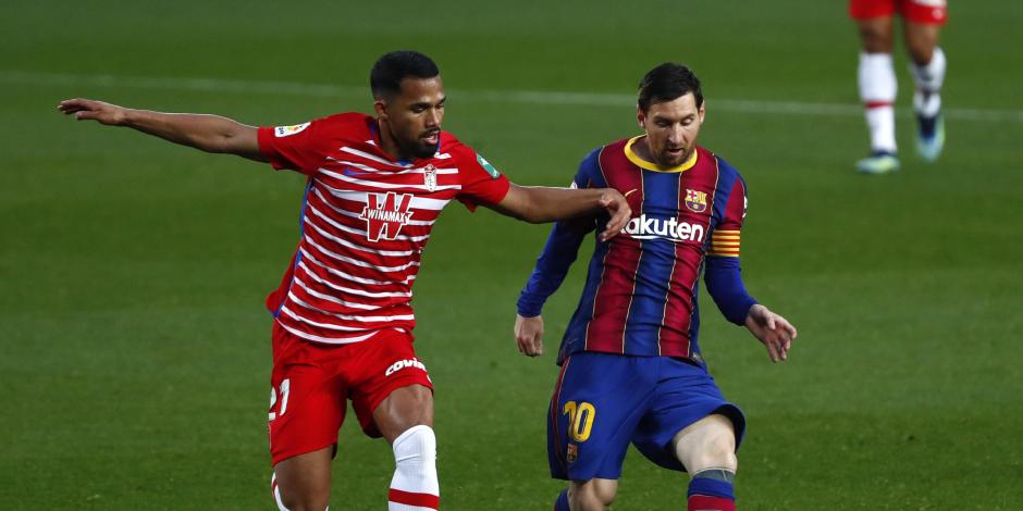 Lionel Messi conduce el balón ante la marca de un jugador del Granada en el Camp Nou.