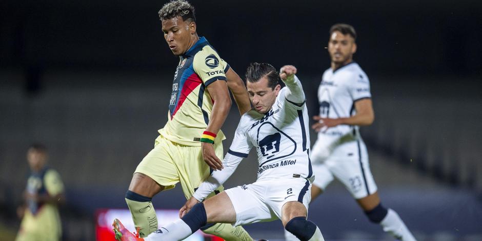 Una acción del duelo entre Pumas y América de la Liga MX