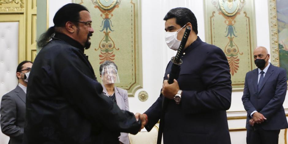 El actor Steven Seagal, le entrega al Presidente Nicolás Maduro una espada samurai.