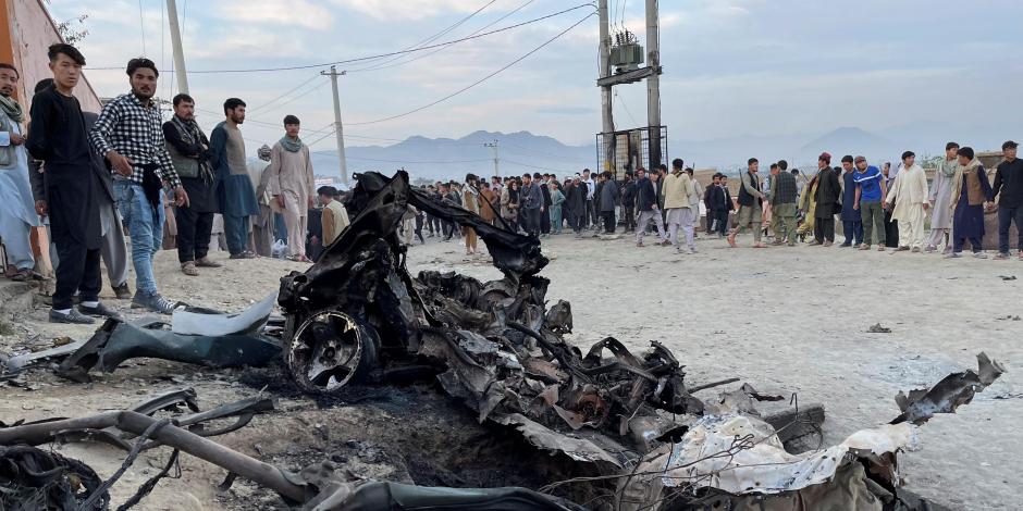 Personas de Afganistán observan el lugar de la explosión.