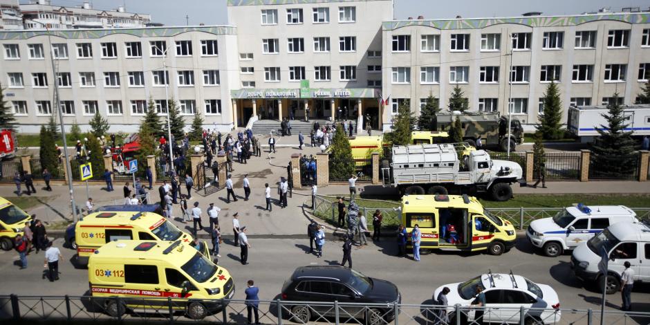 Ambulancias, coches y un camión policial, tras balacera en escuela de Kazán, Rusia, el 11 de mayo de 2021.