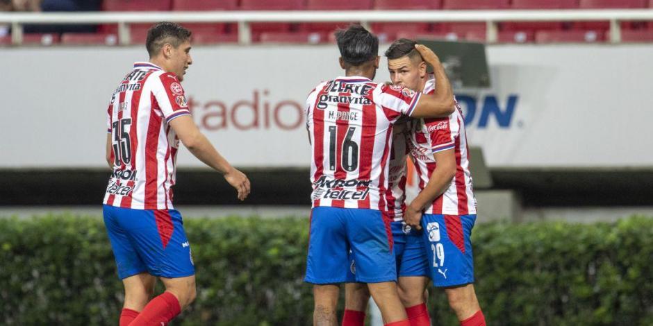 Jugadores de Chivas festejan un gol en el Torneo Guard1anes 2021 de la Liga MX.