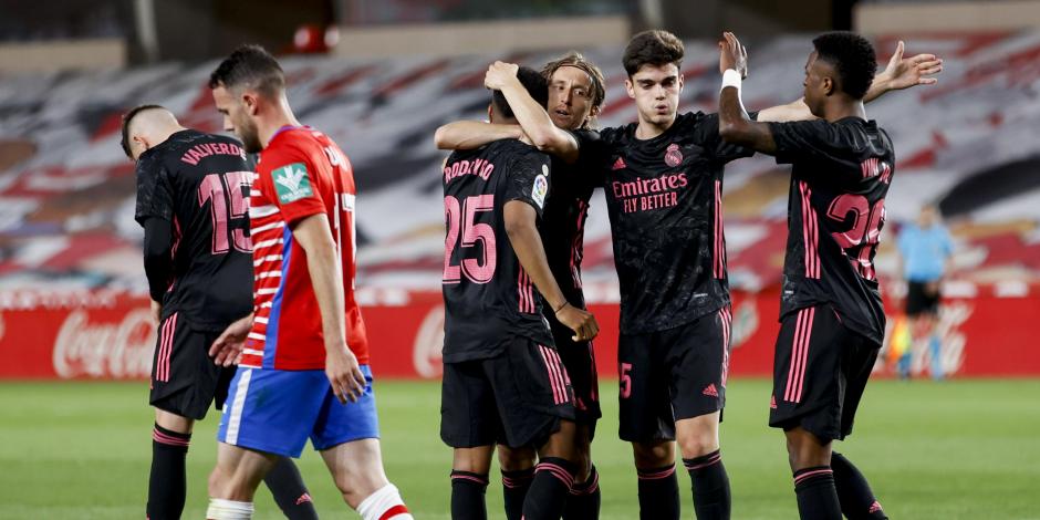 Jugadores del Real Madrid festejan el gol de Rodrygo contra el Granada en el Estadio Los Cármenes.