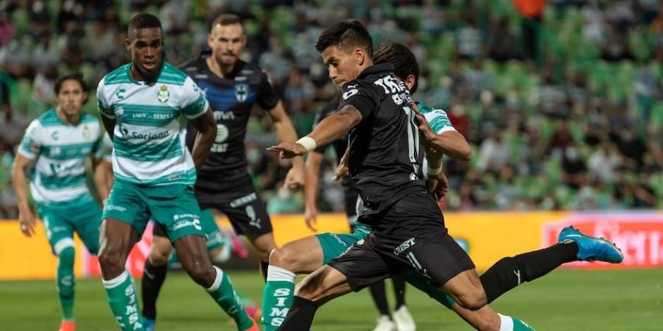 Maxi Meza se prepara para sacar un tiro en la ida entre Santos y Monterrey el pasado jueves en Torreón.