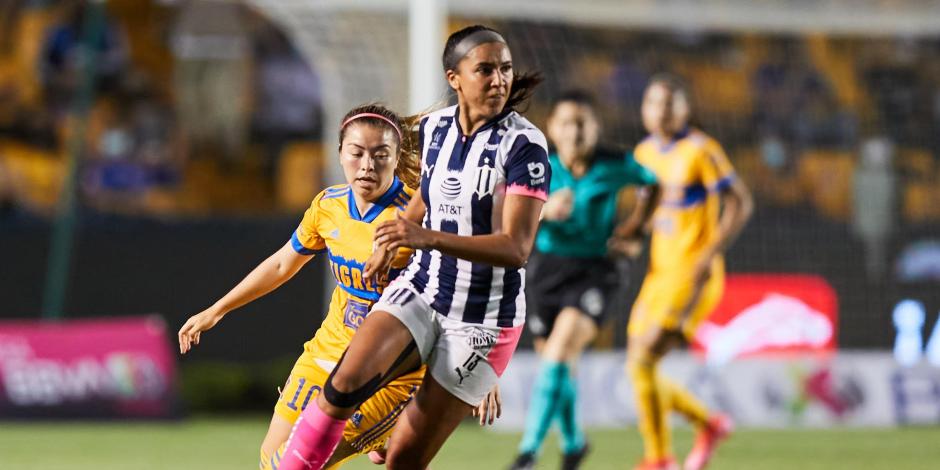 Una acción del duelo entre Tigres y Monterrey, de la Liga MX Femenil