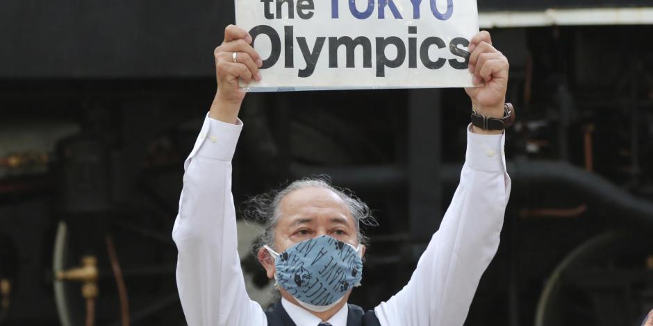 Un manifestante sostiene un cartel en el que pide la cancelación de los Juegos Olímpicos de Tokio.
