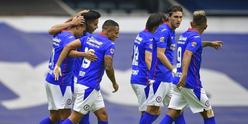 Futbolistas del Cruz Azul festejan un gol en la fase regular del Torneo Guard1anes 2021.