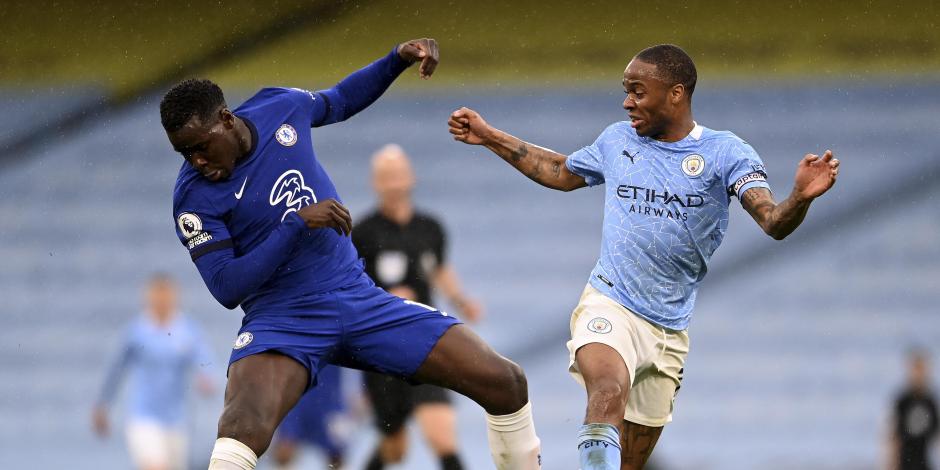 Kurt Zouma, del Chelsea, y Raheem Sterling, del Manchester City, el pasado 8 de mayo en el encuentro entre ambos clubes en la Jornada 35 de la Premier League.