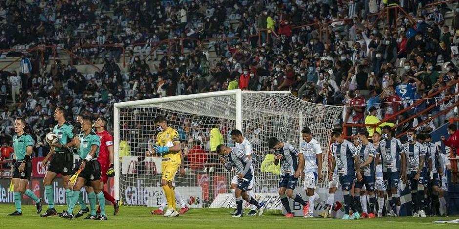 Futbolistas de Cruz Azul y Pachuca previo a su partido de semifinales en el Estadio Hidalgo el miércoles pasado.