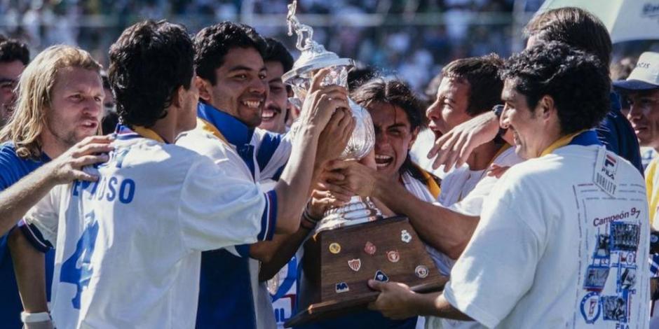 Jugadores del Cruz Azul celebran la obtención del más reciente título de liga del club en diciembre de 1997.