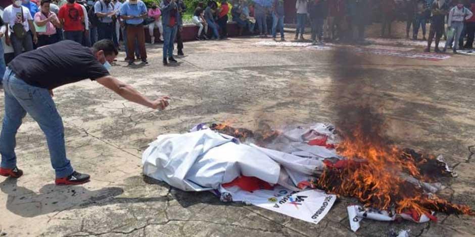 Normalistas queman propaganda electoral en Tapachula, Chiapas