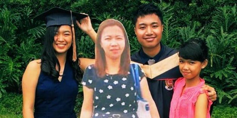 El estudiante llevó a su graduación la foto en tamaño real de su madre fallecida
