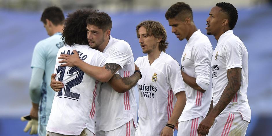 Jugadores del Real Madrid festejan un gol en LaLiga de España.